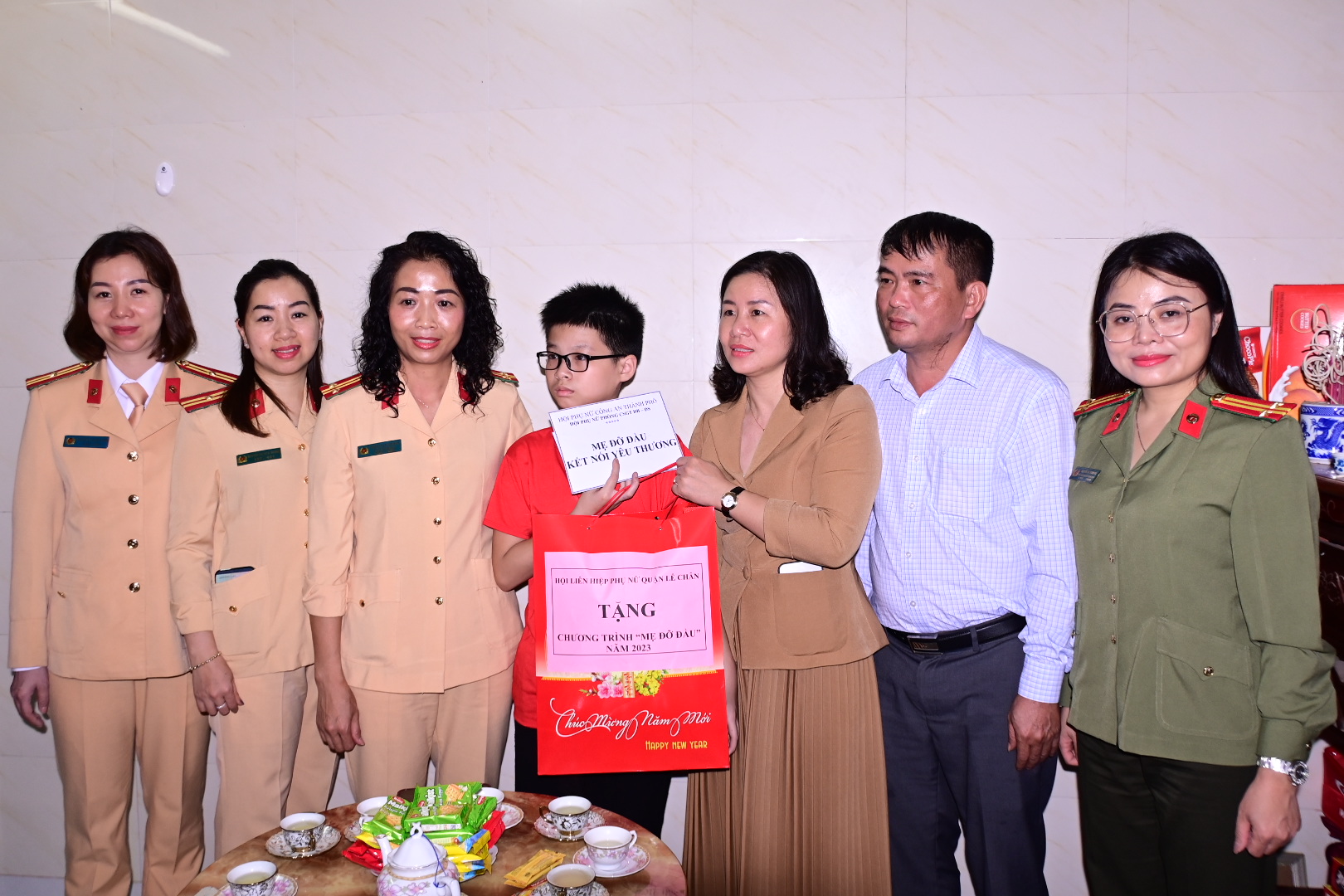 Hội Phụ nữ Phòng CSGT ĐB - ĐS triển khai Chương trình “Mẹ đỡ đầu